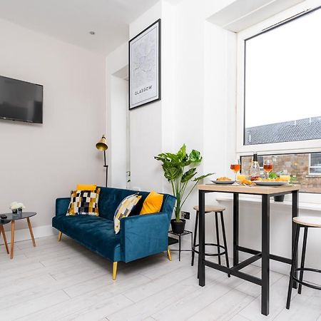 Cheerful 2 Bedroom Homely Apartment, Sleeps 4 Guest Comfy, 1X Double Bed, 2X Single Beds, Parking, Free Wifi, Suitable For Business, Leisure Guest,Glasgow, Glasgow West End, Near City Centre Exterior photo